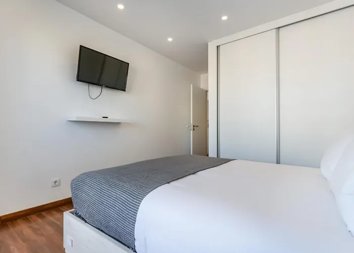 Serene Blue 1 Bdr Flat With Balcony By Lovelystay