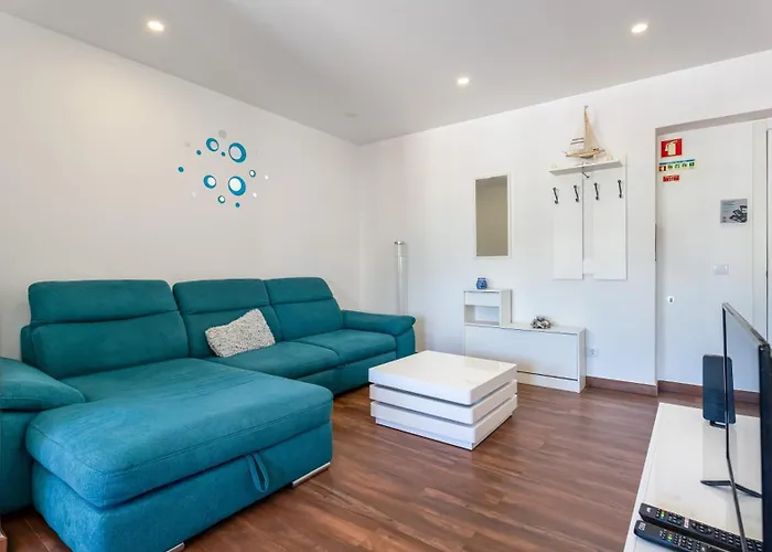 Serene Blue 1 Bdr Flat With Balcony By Lovelystay