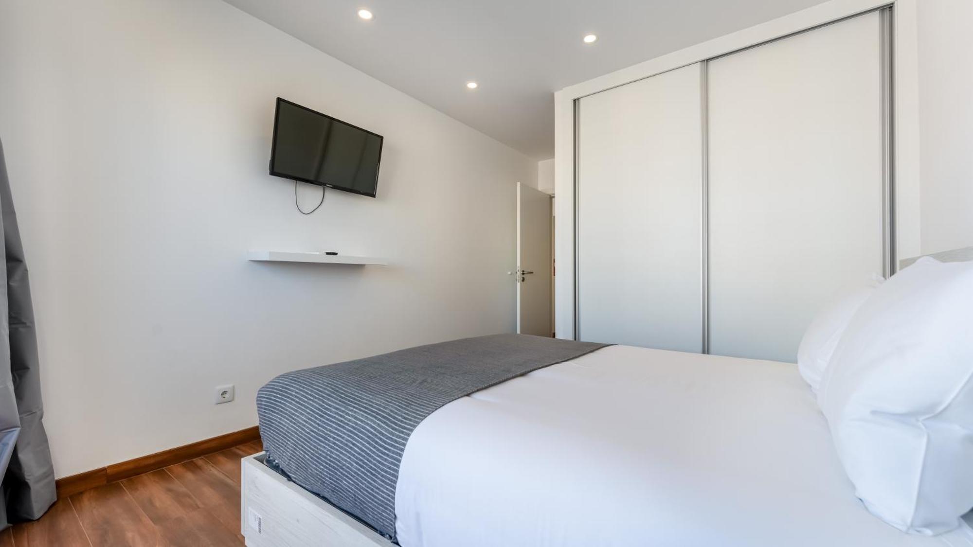 Apartment Serene Blue 1 Bdr Flat With Balcony By Lovelystay *