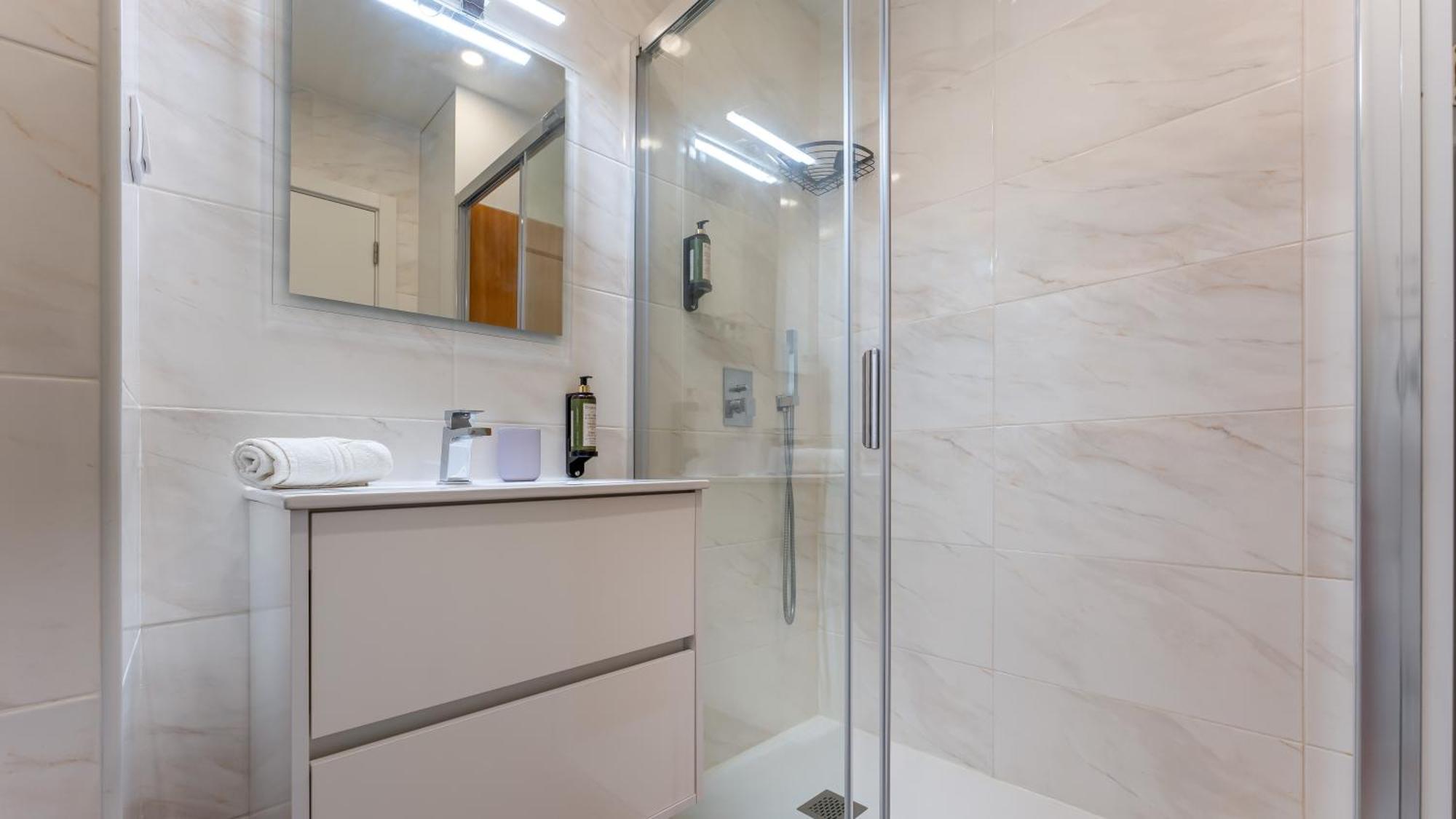 Apartment Serene Blue 1 Bdr Flat With Balcony By Lovelystay